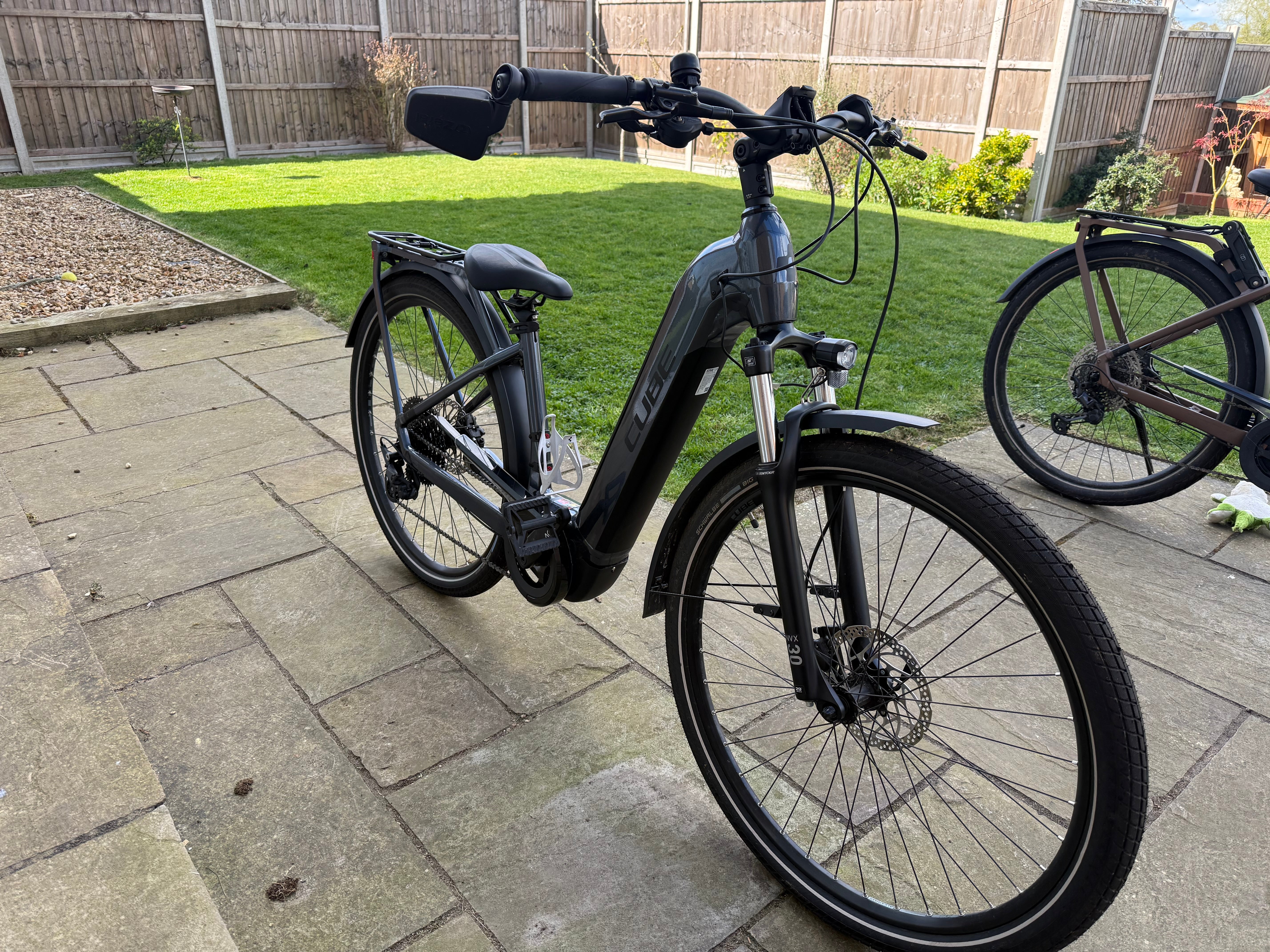 Cube Touring Hybrid Pro 625 (2022)